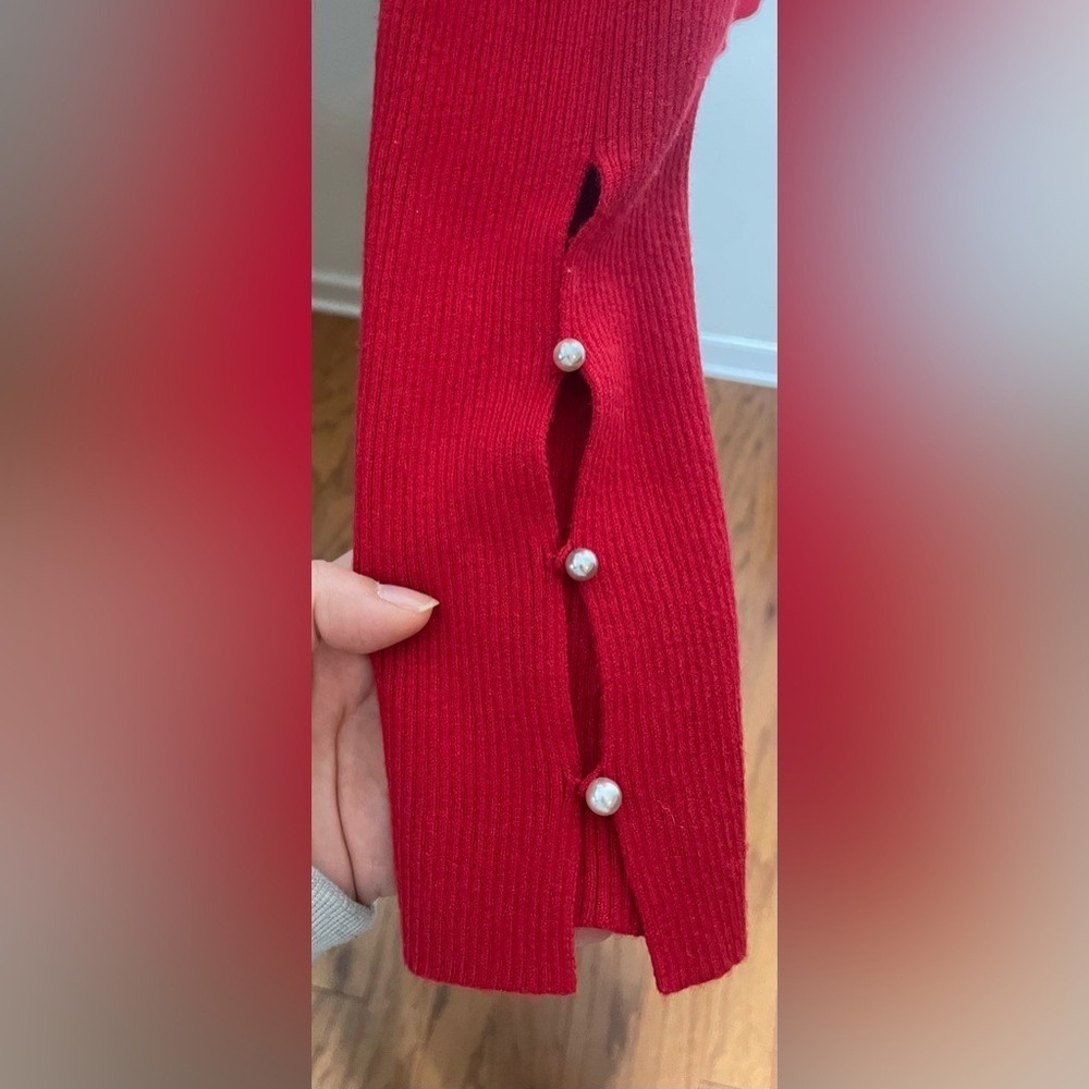Ann Taylor- Bold‎ Red V-Neck Sweater with Pearls on the Sleeves Size L - Picture 4 of 10